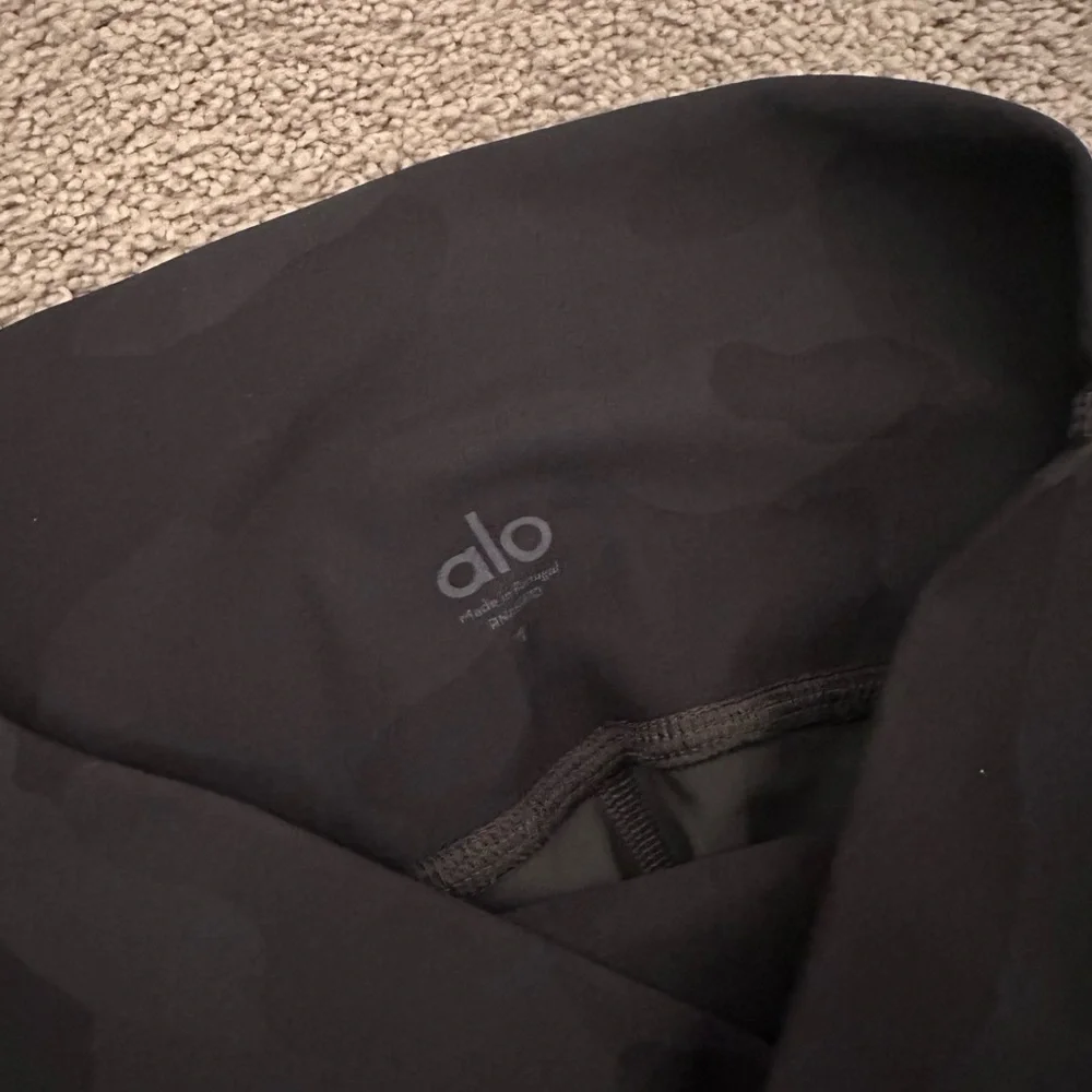 Alo Leggings - Picture 2 of 2